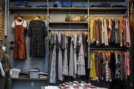 Como organizar uma loja de roupas
