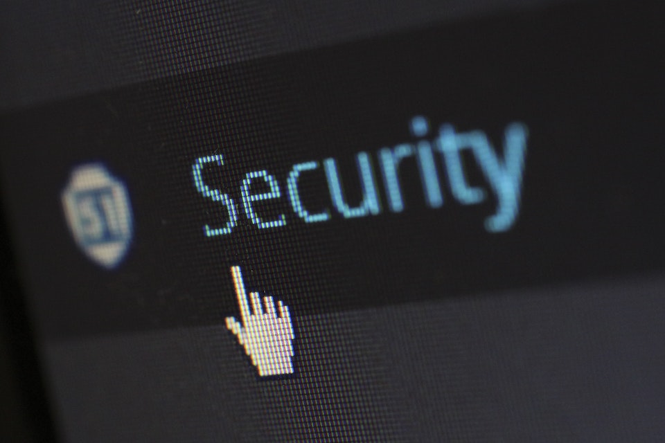 Cursor de computador sobre palavra segurança em inglês