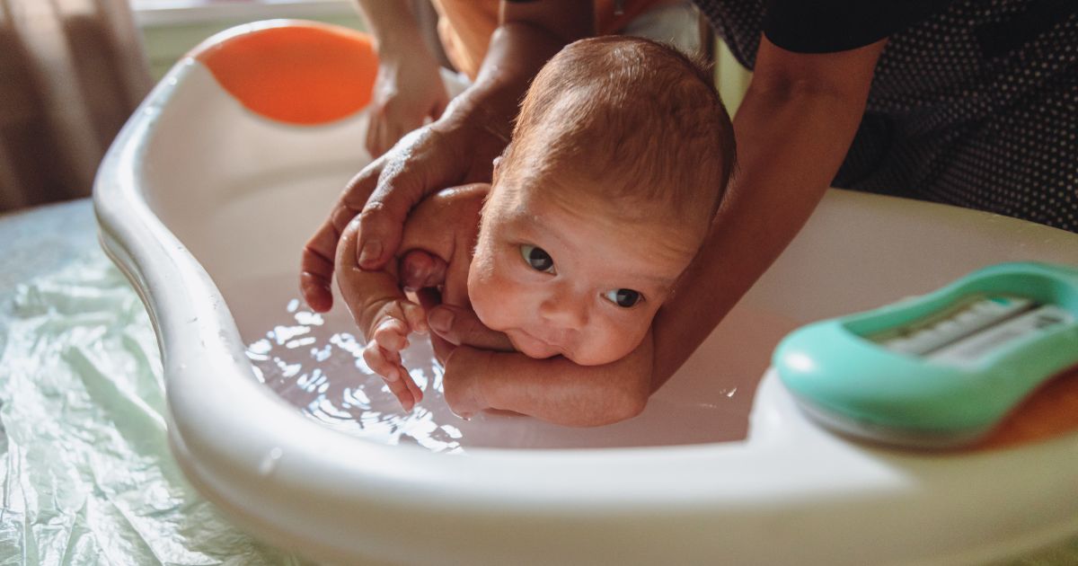 Banho do bebê: cuidados essenciais para um momento seguro e relaxante