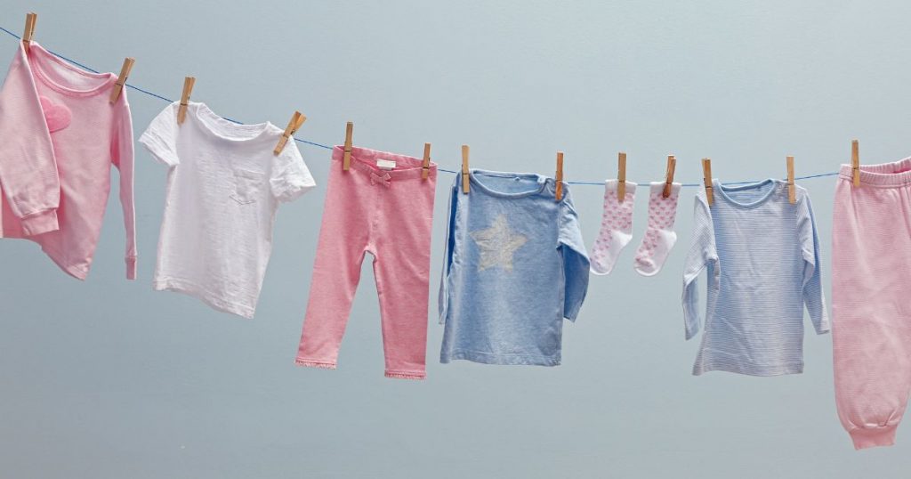 organizar o armário de roupas do seu bebê