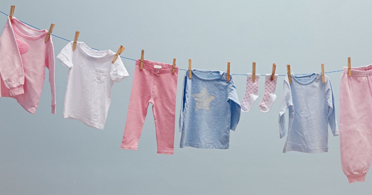 Dicas para organizar o armário de roupas do seu bebê